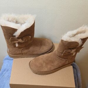 UGG Classic Short Suede Boots with Shearling - Chestnut Brown